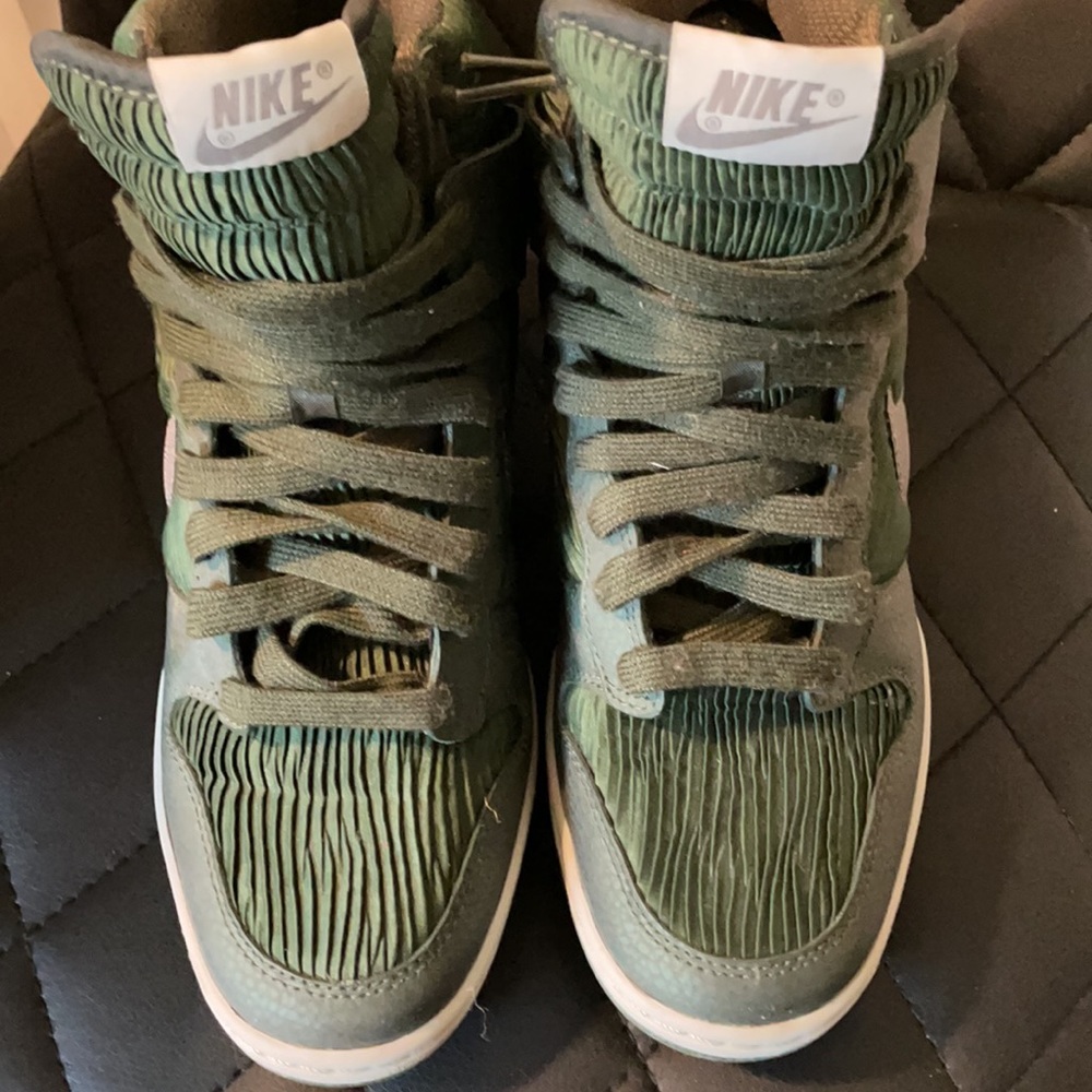 NIKE WOMENS DUNKS SKI HI. HIDDEN HEEL. - Picture 4 of 8